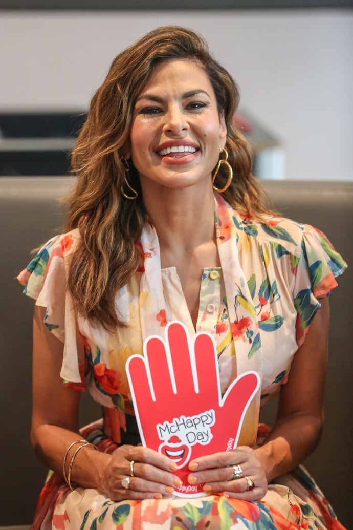 Některé věci se nemění. U Evy Mendes je to její ikonický účes i široký úsměv.