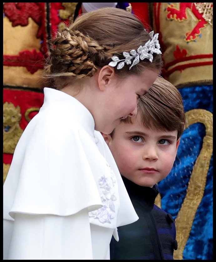 Tam zaujaly pozornost, vedle čelenky s florálními motivy, hlavně rafinovaně spletené copy.