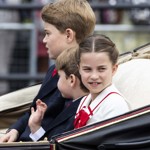 Loňský rok byl ale ze strany Charlotte výjimečný především v tom, že začala nosit drdoly. Jedním se pochlubila během červnové vojenské přehlídky...