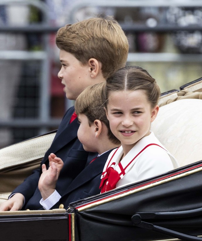 Loňský rok byl ale ze strany Charlotte výjimečný především v tom, že začala nosit drdoly. Jedním se pochlubila během červnové vojenské přehlídky...