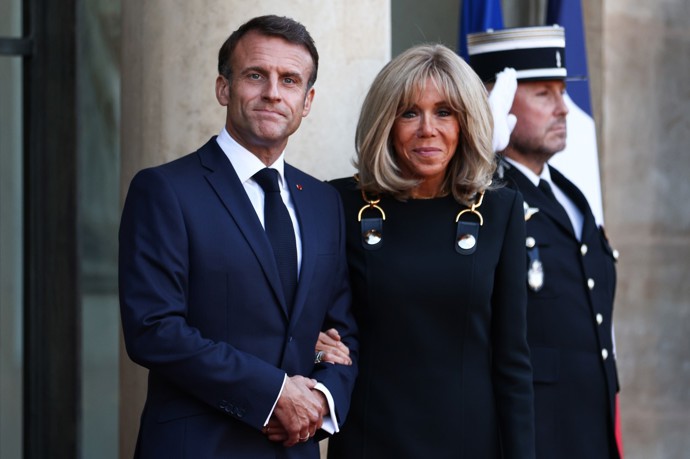 A perlička na závěr, rodiče Brigitte Macron byli známí čokolatiéři, kteří si věhlas získali i výrobou makronek. Jak příznačné...