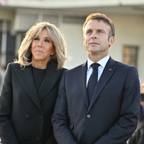 Brigitte Macron, která kdysi podlehla kouzlu inteligentního studenta, stála a stojí po manželově boku i v jeho úřadech ministra hospodářství a později prezidenta Francie.