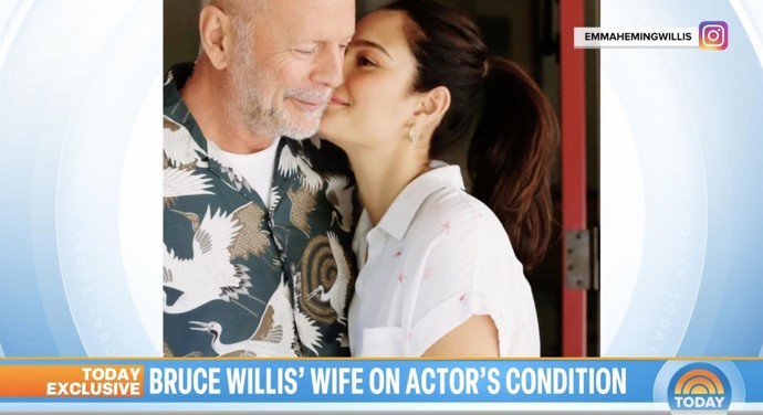 Ač dění kolem už často nevnímá, Bruce Willis se může spolehnout na své blízké, kteří o něj s láskou pečují, i když je to mnohdy velmi náročné. Na snímku s druhou manželkou Emmou Heming.