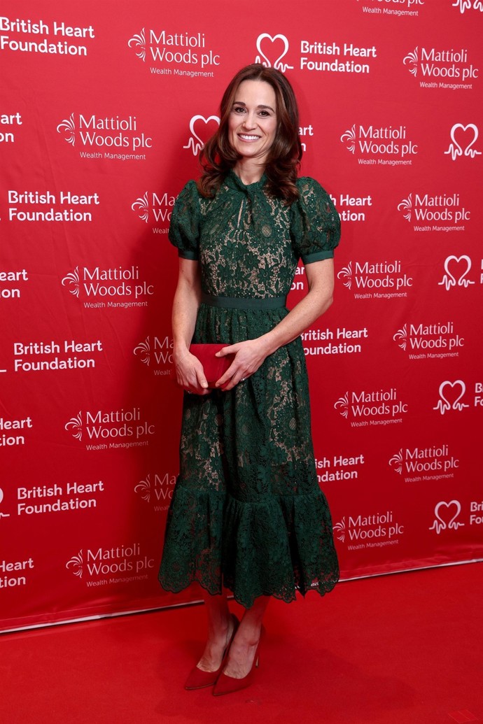 Že je módní ikonou stejně jako její sestra Kate, dokázala Pippa Middleton naposledy na prosincovém předávání cen Heart Hero. Tehdy zvolila velice příhodnou kombinaci zelené a červené, evokující blížící se Vánoce. Na sobě měla krajkové šaty, které jí díky nabíraným rukávům a zúženému pasu dodaly siluetu přesýpacích hodin. Šarlatově červené lodičky a psaníčko Emmy byly odvážnou volbou, ale vyplatilo se. Vytvořily dokonalou třešničku na dortu.