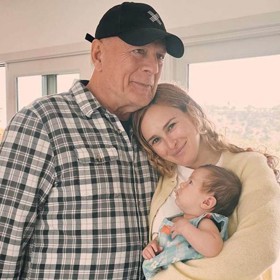 Bruce Willis slaví v úterý 69. narozeniny. Před dvěma lety musel kvůli afázii, tedy problémům s řečí, ukončit kariéru. Loni v únoru pak rodina oznámila, že trpí frontotemporální demencí. V dubnu loňského roku z něj nejstarší dcera Rumer udělala dědečka, když se jí narodila dcera Louetta.