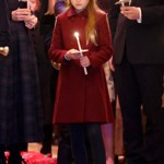 Loni začátkem prosince pak Charlotte vynesla do Westminsterského opatství část vlasů sepnutých na temeni. Zbytek nechala volně spadat na ramena.