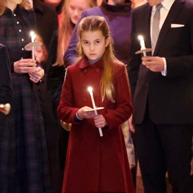 Loni začátkem prosince pak Charlotte vynesla do Westminsterského opatství část vlasů sepnutých na temeni. Zbytek nechala volně spadat na ramena.