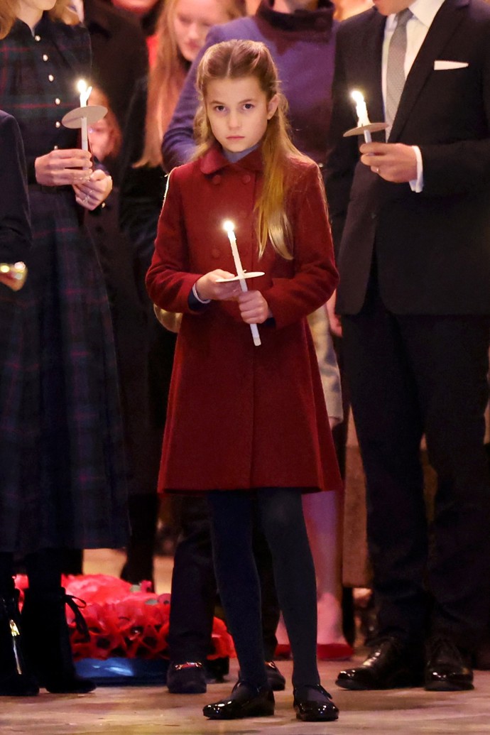 Loni začátkem prosince pak Charlotte vynesla do Westminsterského opatství část vlasů sepnutých na temeni. Zbytek nechala volně spadat na ramena.