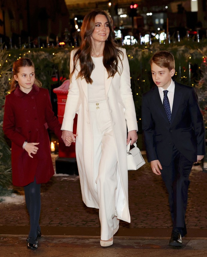 Rakovinu tajila Kate dlouhé týdny zejména proto, že se svou diagnózou chtěla nejprve seznámit své děti George, Charlotte a Louise a ujistit se, že všechno správně chápou a o maminku se přehnaně nebojí.