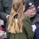 Jde o dva copánky z vlasů rámujících obličej, přičemž vzadu jsou svázané stužkou v libovolné barvě ladící se zbytkem outfitu. Kate někdy takto dcerce splétá vlasy do klasického copu, jindy francouzského, a podle aktuální délky vlásků je pak váže buď výš nebo níž.