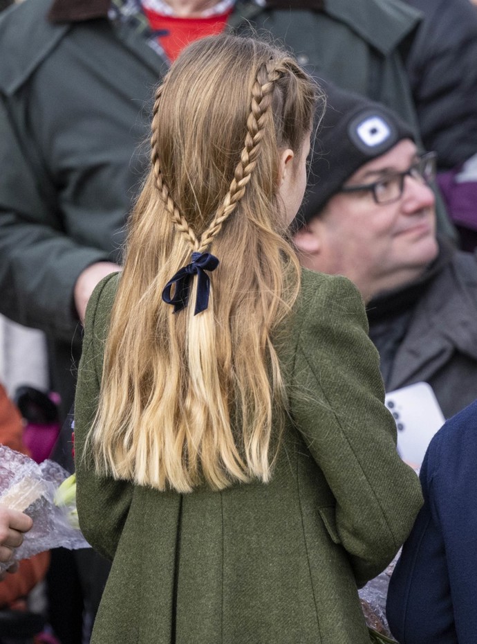 Jde o dva copánky z vlasů rámujících obličej, přičemž vzadu jsou svázané stužkou v libovolné barvě ladící se zbytkem outfitu. Kate někdy takto dcerce splétá vlasy do klasického copu, jindy francouzského, a podle aktuální délky vlásků je pak váže buď výš nebo níž.