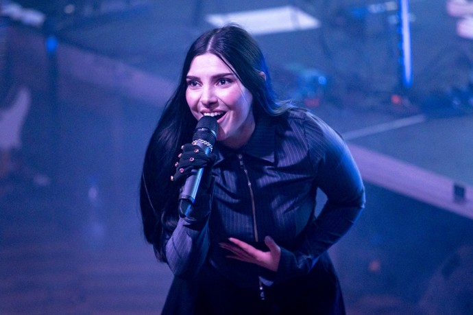 Pódiový projev Pam Rabbit evokuje temný hudební styl, její písně jsou ale plné ironie a humoru.