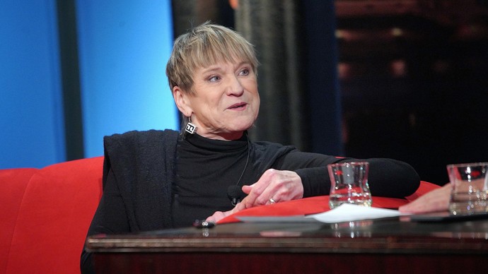 V Show Jana Krause zaujala Simona Peková svými bílo-černými náušnicemi.
