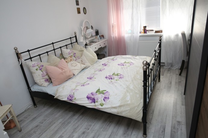 S ložnicí zpěvačka Šárka Rezková příliš spokojená není. Usíná se svým pejskem Trevisem.