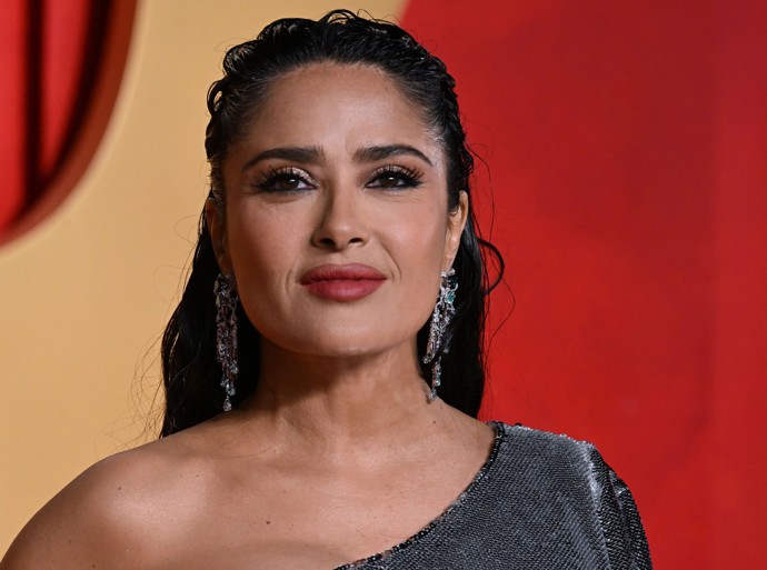 Nestárnoucí Salma Hayek musela vynalézt elixír mládí, nebo obelstít čas. Už 20 let vypadá téměř stejně.