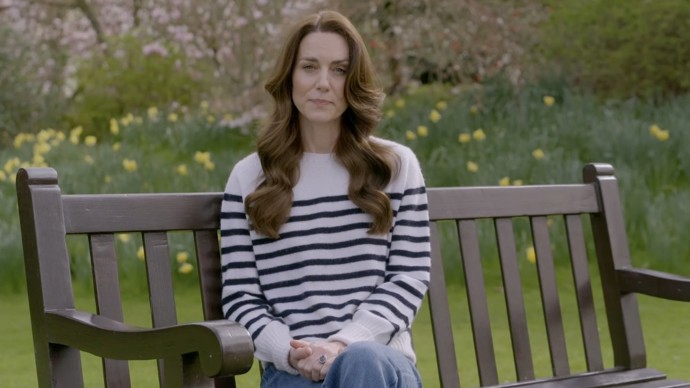 O to víc svět šokovalo oznámení, že vždy usměvavá princezna Kate má rakovinu.