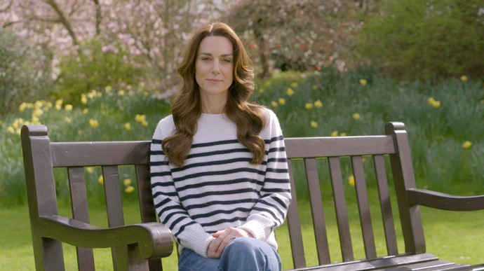 Kate Middleton oznámila, že má rakovinu, ve svetru s bretaňskými pruhy. Ne náhodou.