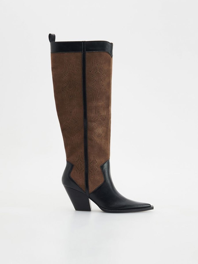 Stejně líbivé jsou i vysoké varianty kovbojských kozaček. Co třeba tyto z kombinovaných materiálů od značky Reserved (2 999 Kč)