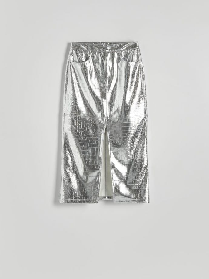 Do wishlistu na jaro 2024 patří také metalická sukně, Třeba klasická midi džínového střihu vyvedená z materiálu imitujícího metalickou kůži. (Reserved, 999 kč)