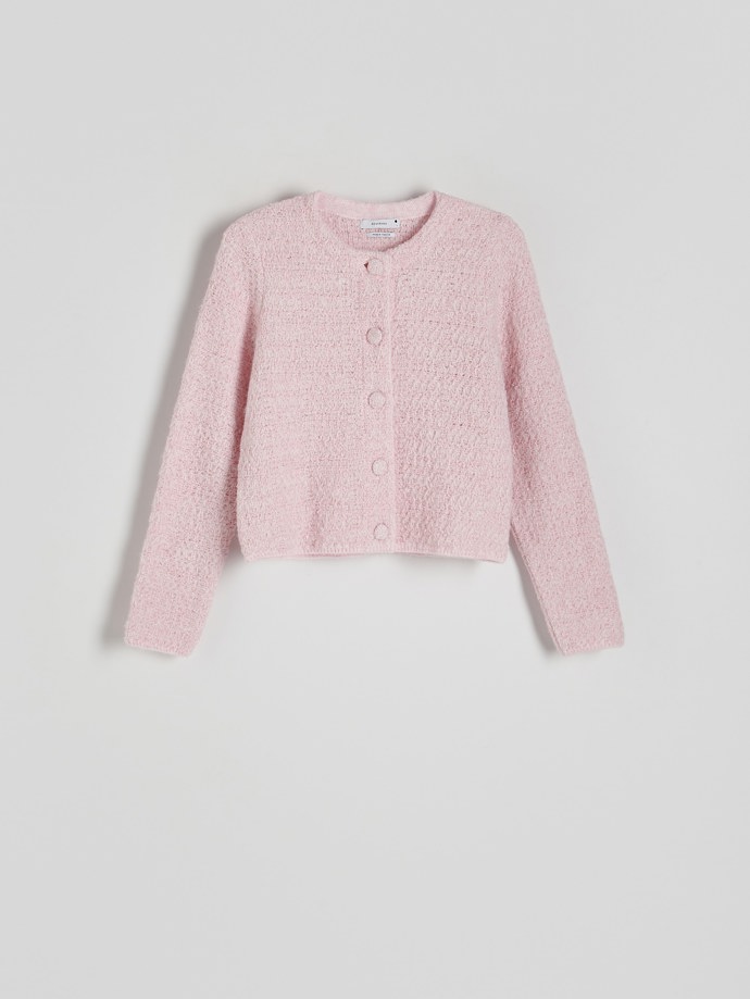 Propínací svetřik je dobrá volba i pro nadcházející období. (Reserved, 899 Kč)