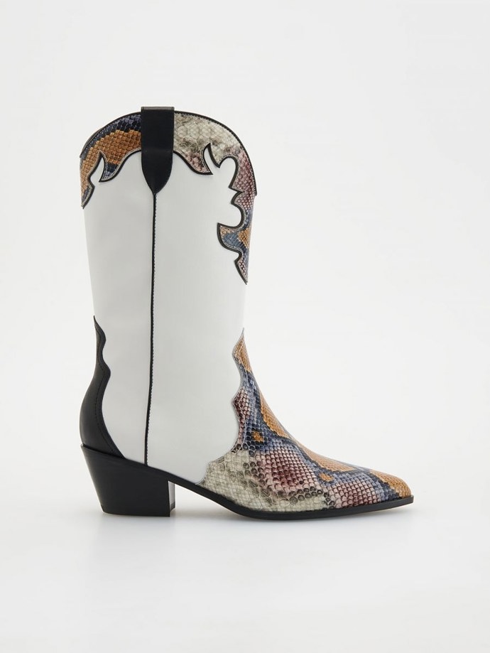 Bílé kovbojské boty rozhodně nepřehlížejte. (Reserved, 1 399 Kč)
