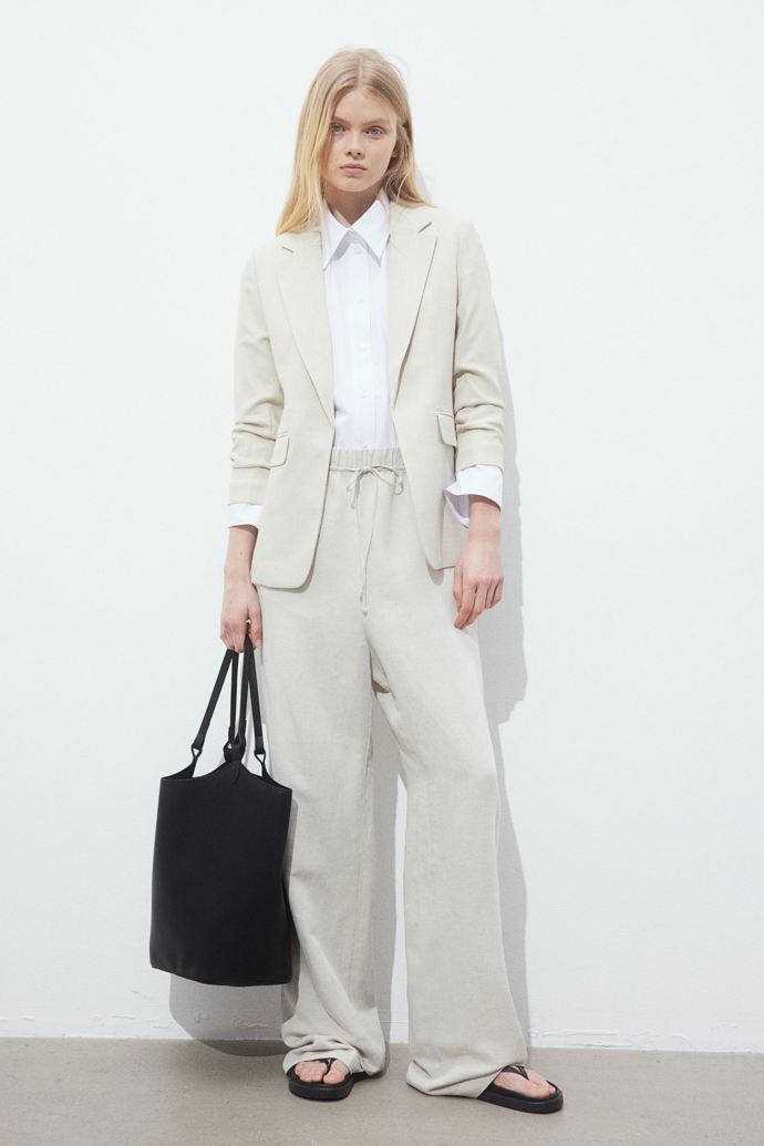 Volnočasovější outfit se sakem a košilí. Sako, H&M, 1 169 Kč