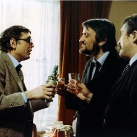 Jiří Menzel se během natáčení velmi sblížil s Milanem Lasicou a Júliusem Satinským. Pozval je k sobě domů, kde jim na videokazetách pouštěl filmy.