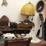 Dominantou obývacího pokoje Petry Černocké je starožitný pracovní stůl.