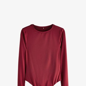 Model s lodičkovým výstřihem a dlouhým rukávem doplní elegantní kalhoty i nadýchané sukně. (Self., 630 Kč)