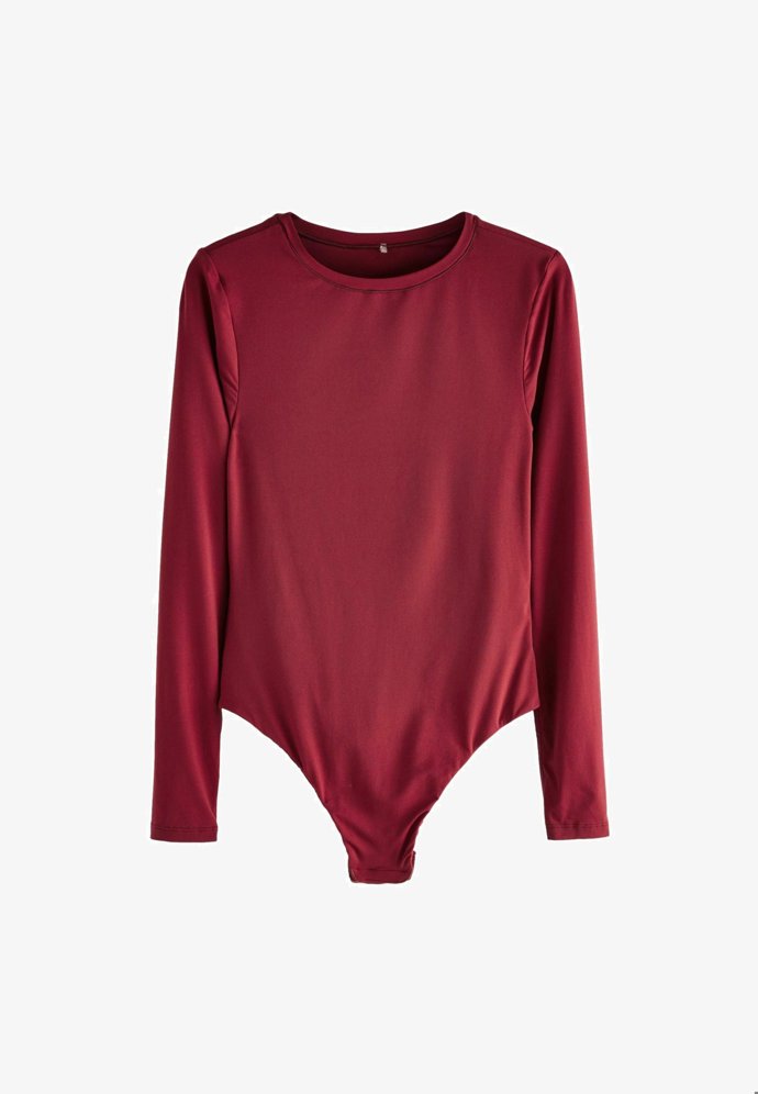 Model s lodičkovým výstřihem a dlouhým rukávem doplní elegantní kalhoty i nadýchané sukně. (Self., 630 Kč)