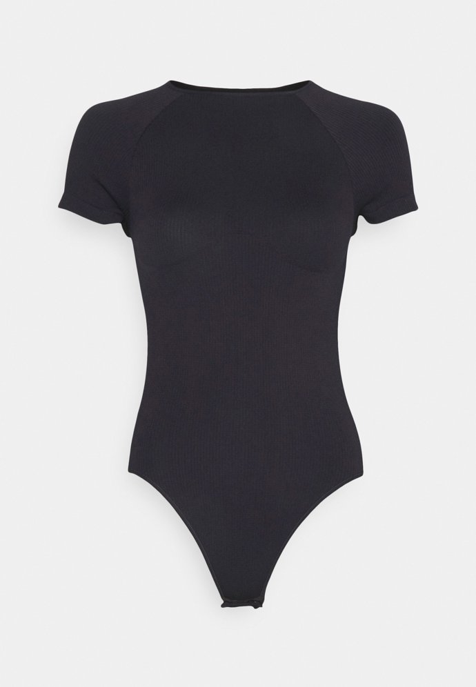 Základní a nepostradatelné, body vzhledu přiléhavého trička s krátkým rukávem využijete po celý rok. (Sloggi, 1 169 Kč)