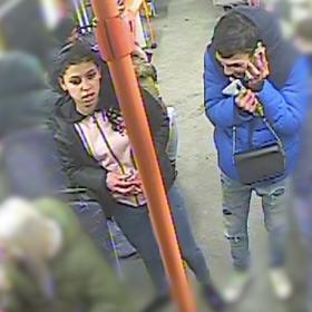 Policie pátrá po dvojici z tramvaje.