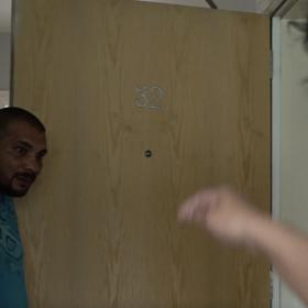 Svou tchyni chce dostat pryč. 