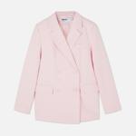 Její jarní móda zahrnuje kompletní trendy kostýmy. Třeba tento růžový, sako pořídíte za 935 Kč. (Rita Ora for Primark)