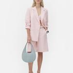 Pudrově růžová, nebo chcete-li, baby pink. To je odstín kterému propadla Rita Ora ve své nové kolekci pro Primark.