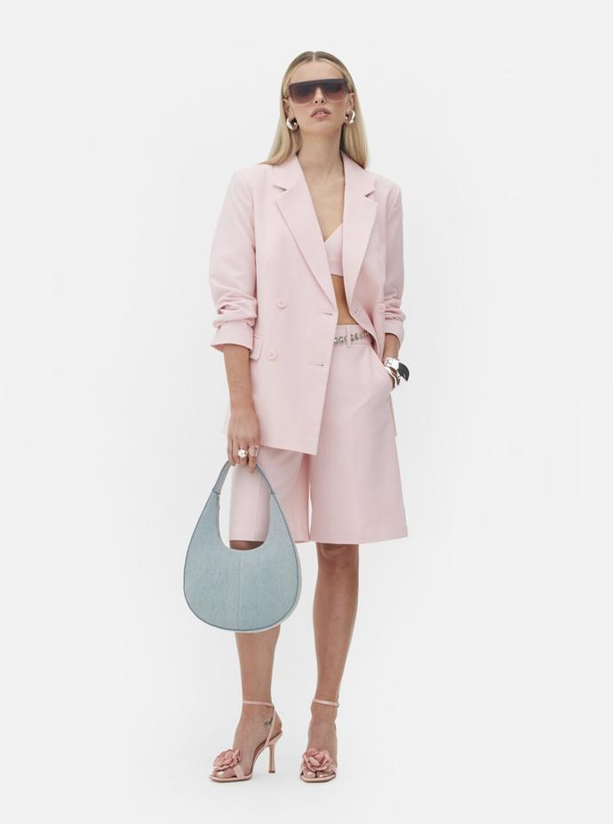 Pudrově růžová, nebo chcete-li, baby pink. To je odstín kterému propadla Rita Ora ve své nové kolekci pro Primark.