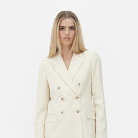 Zpěvačka ale podlehla i dalšímu trendu, světlým kostýmům. Tento v odstínu slonové kosti sestává z dvouřadého saka a elegantních rovných kalhot. (Rita Ora for Primark, sako, 885 Kč, kalhoty 520 Kč)