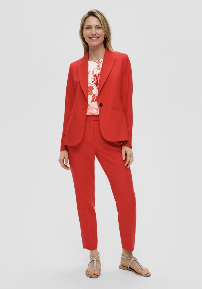 A opomíjet letos nemusíte ani rudou. Jednoduchý a stylový kalhotový kostým v tomto nestárnoucím odstínu nabízí značka s.Oliver.