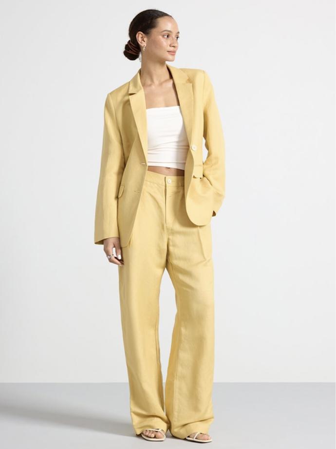 Dalším z trendy odstínů je banánová či máslově žlutá. (Lindex, sako 2 299 Kč, kalhoty 1 699 Kč)