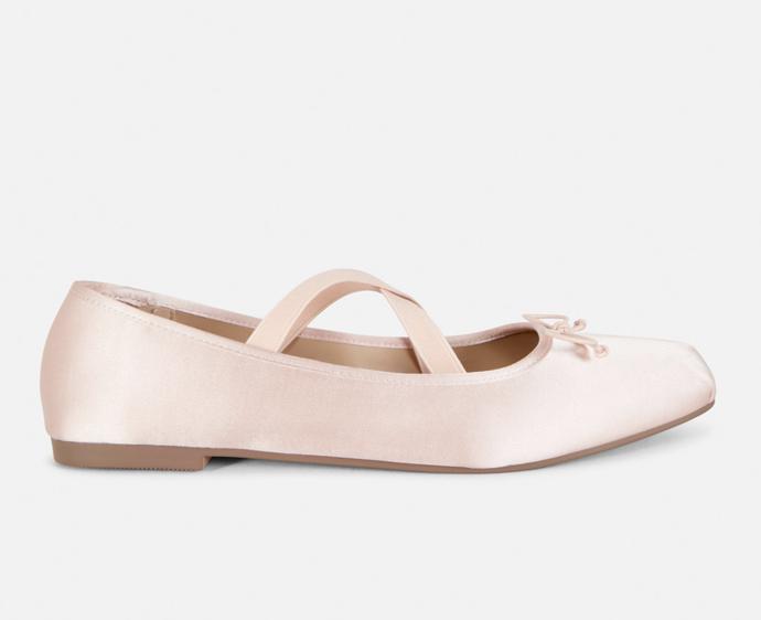 Saténové balerínky ve stylu balletcore najdete také v nové kolekci Rita Ora pro Primark za 
