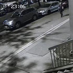 Muž zcela bez výčitek překročil mrtvou dívku.