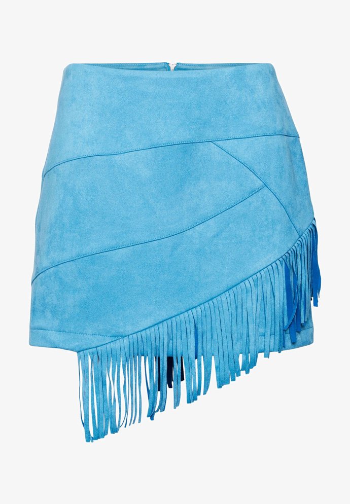 Divočejší variantou modelu s třásněmi je mini sukně značky SomethingNew za 990 Kč. Zkuste ji zkombinovat třeba s klasickou kostkovanou košilí.