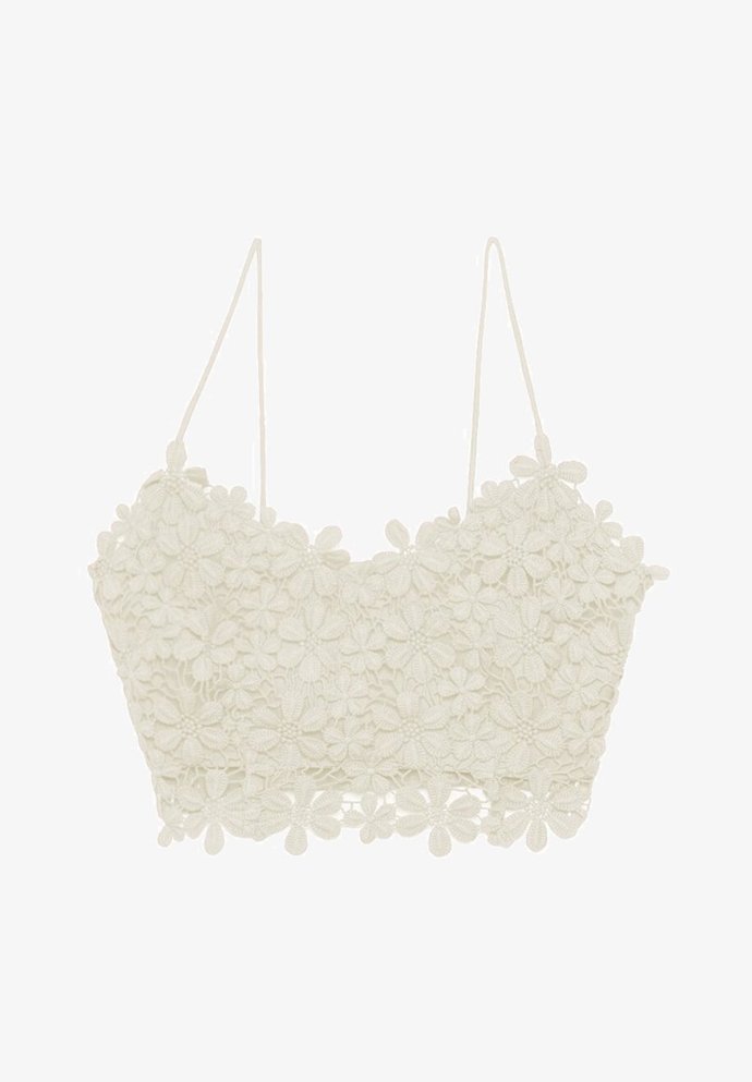 Žádný jarní outfit nezkazí ani ojedinělý krajkový top s špagetovými ramínky. (Stradivarius, 549 Kč)