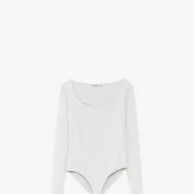 Body může zdobit také rafinovanější tvar výstřihu. (Stradivarius, 449 Kč)