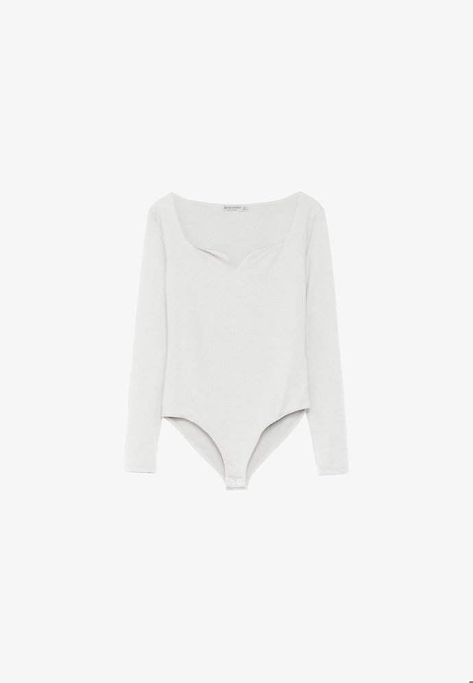 Body může zdobit také rafinovanější tvar výstřihu. (Stradivarius, 449 Kč)