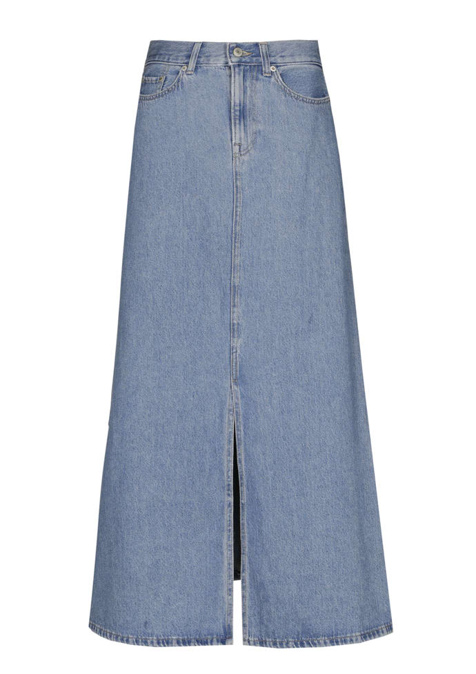 Do šatníku po padesátce rozhodně patří i trendy maxi sukně z denimu. (C&A, 998 Kč)