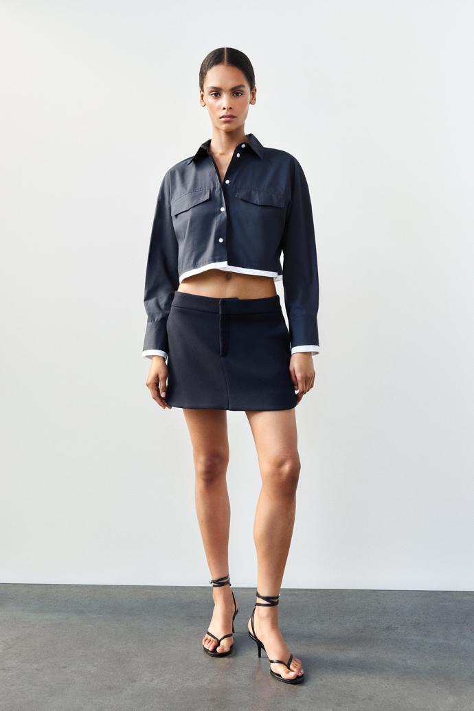 Spodní část oblečení by měla být ke crop košilím s vyšším pasem. Sukně Zara, 749 Kč