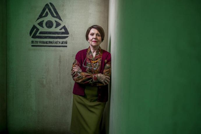 Lenka Termerová nosí v seriálu To se vysvětlí, soudruzi! módu 80. let.