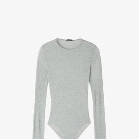 Žebrované body s dlouhým rukávem patří k základním kouskům. (Tezenis, 399 Kč)