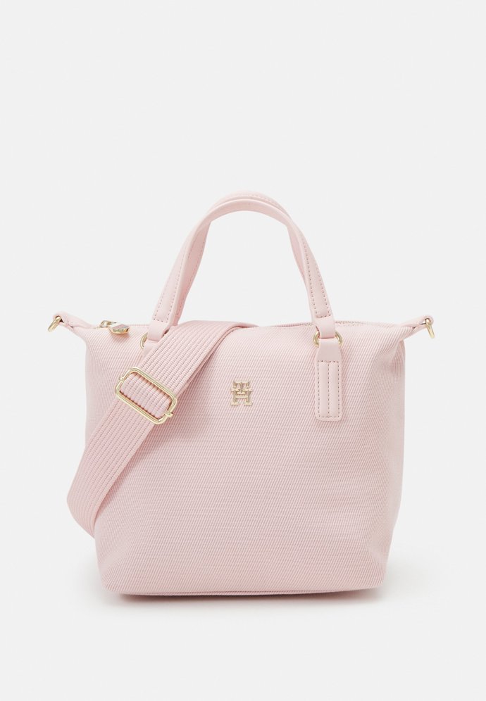 Růžovou kabelku s madlem i popruhem najdete i u značky Tommy Hilfiger za 2 790 Kč.